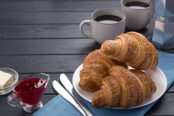 Friss Croissant Egy Fekete Asztalon Kávéval Kávéval Vajjal Lekvárral Kék — Stock Fotó