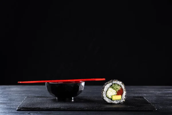 Sushi Rolls Zeleninou Tmavém Pozadí Sushi Posazené Kamenné Desce Tmavém — Stock fotografie