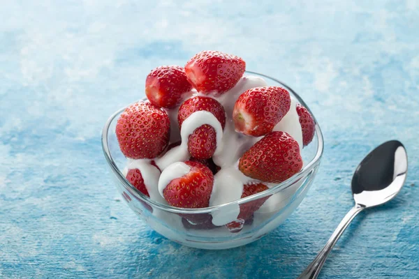 Strawberries Cream Two Served Table Perfect Breakfast Close Shot Free — 스톡 사진