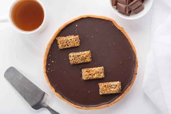 Bolo Com Chocolate Nozes Servido Uma Mesa Branca Com Chá — Fotografia de Stock