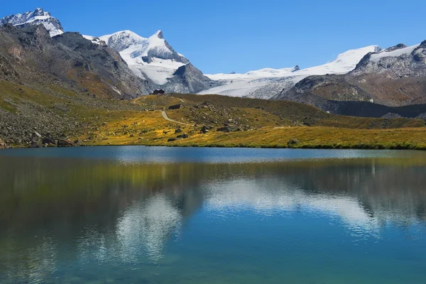 Paesaggio con lago glaciale nelle Alpi svizzere — Foto Stock