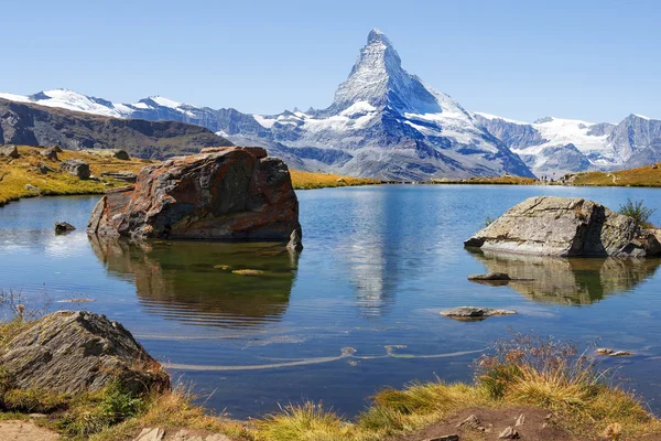 Landschaft mit Gletschersee in den Schweizer Alpen — Stockfoto