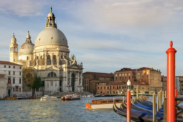 Grand Canal and Basilica Santa Maria della Salute in Venice — Stock Photo, Image