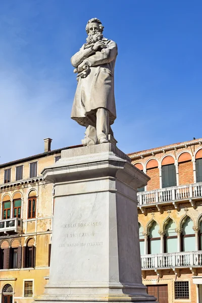 Monument Niccolo Tommaseo, Campo Santo Stefano in Venice — ストック写真