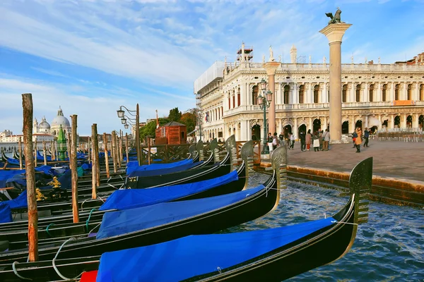 Gôndolas venezianas ancoradas perto da Praça San Marco, em Veneza — Fotografia de Stock