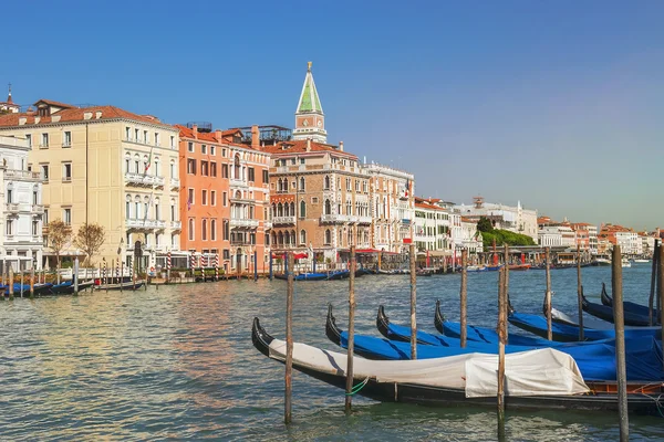 Góndolas amarradas en el Gran Canal de Venecia — Foto de Stock