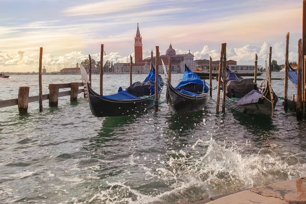 Paisaje nocturno con góndolas, Venecia — Foto de Stock