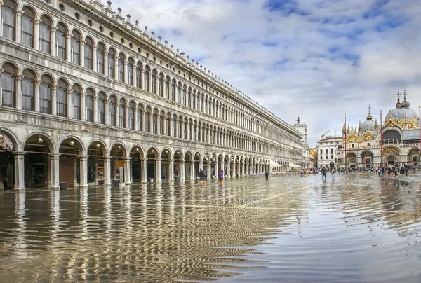 Piazza San Marco under syndafloden (acqua alta) — Stockfoto