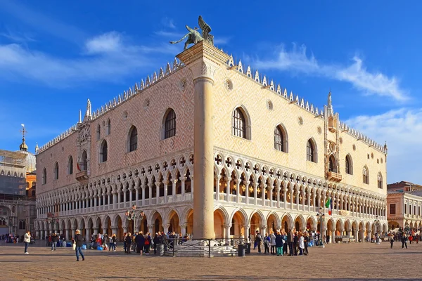 Turistas en Piazzetta San Marco en Venecia — Foto de Stock