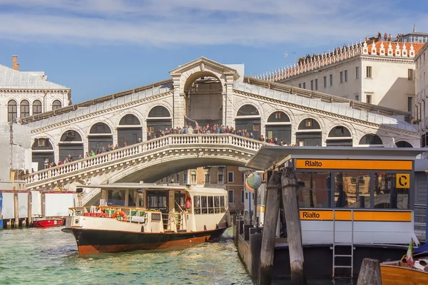 Oldest bridge across the Grand Canal of Venice — Stock Photo, Image
