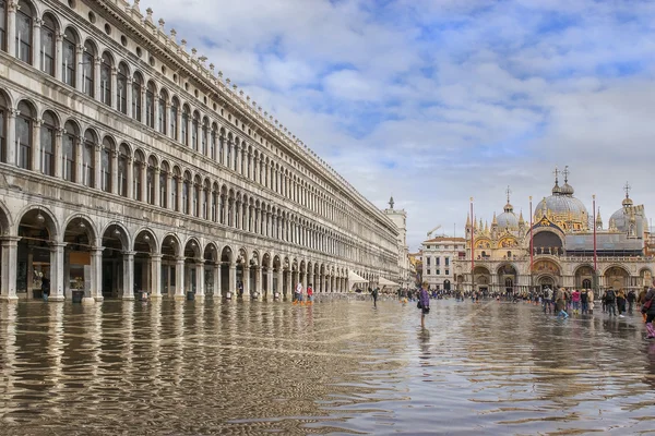 Piazza San Marco under syndafloden (acqua alta) — Stockfoto