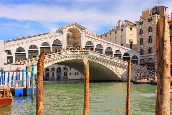 Puente de Rialto, puente más antiguo sobre el Gran Canal de Venecia —  Fotos de Stock
