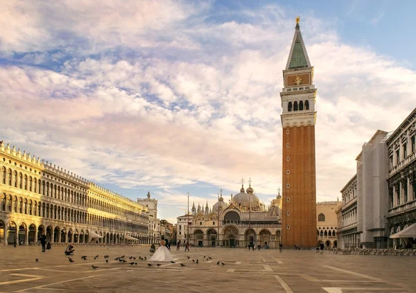 Nygifta på torget San Marco, Venedig — Stockfoto