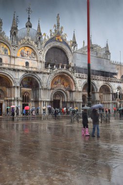 Piazza San Marco Venedik yağmur sırasında