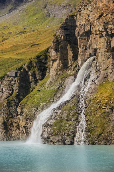 Vattenfall i schweiziska bergen, Valais, Schweiz — Stockfoto