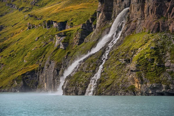 Vattenfall i schweiziska bergen, Valais, Schweiz — Stockfoto