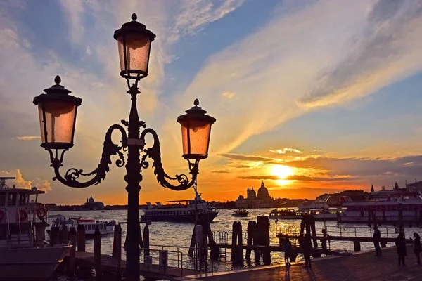 Romantický výhled na Benátky při západu slunce — Stock fotografie