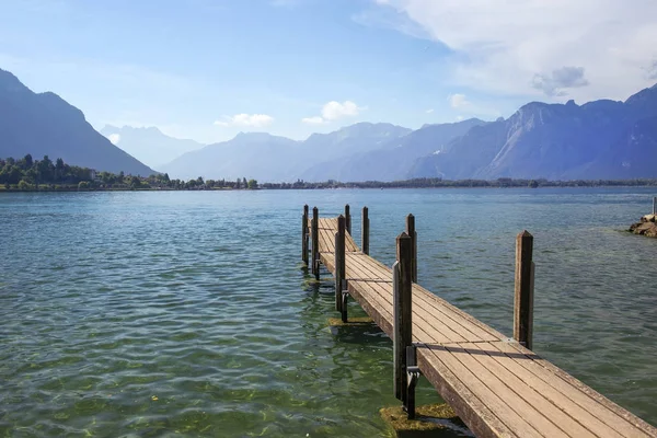 Jetée en bois surplombant les Alpes suisses et le lac Léman — Photo