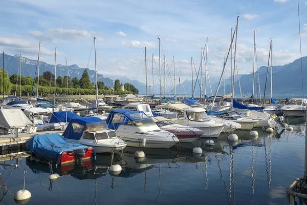 Jachty v přístavu Montreux, Ženevské jezero, Švýcarsko — Stock fotografie