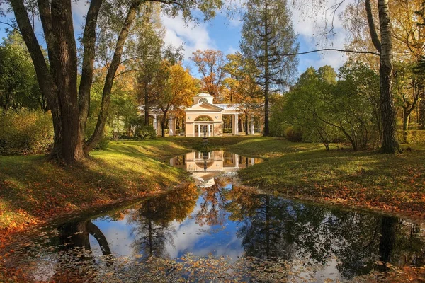 Podzimní krajina v parku Pavlovsk, Petrohrad, Rusko — Stock fotografie