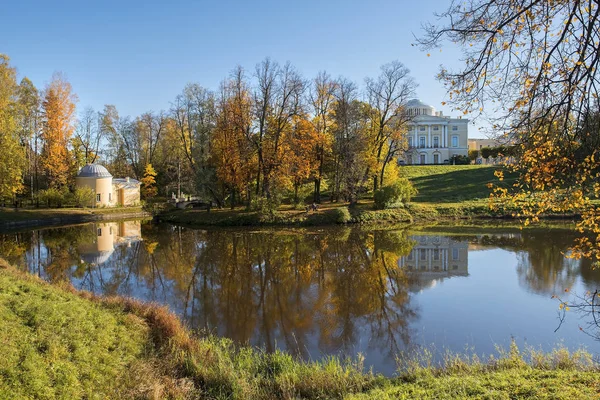 Outono paisagem em Pavlovsk parque, São Petersburgo, Rússia — Fotografia de Stock