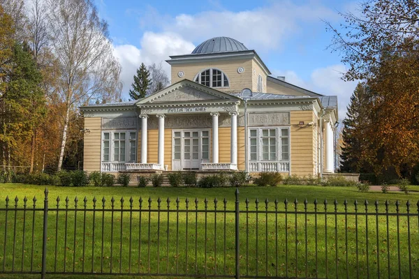 Malebné pavilony v parku Pavlovsk, Petrohrad — Stock fotografie