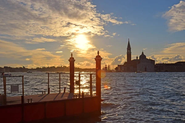 Grand Canal a Bazilika San Giorgio Maggiore v Benátkách při západu slunce — Stock fotografie