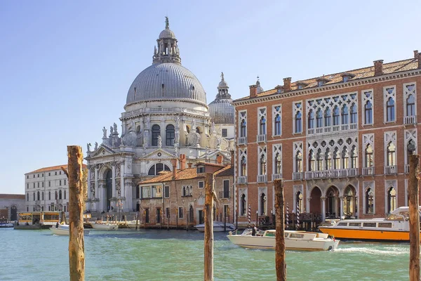 Basilica Santa Maria della Salute on the Grand Canal in Venice — Stock Photo, Image