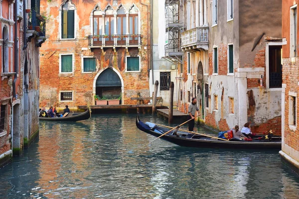 Paisaje con góndolas y turistas, Venecia — Foto de Stock