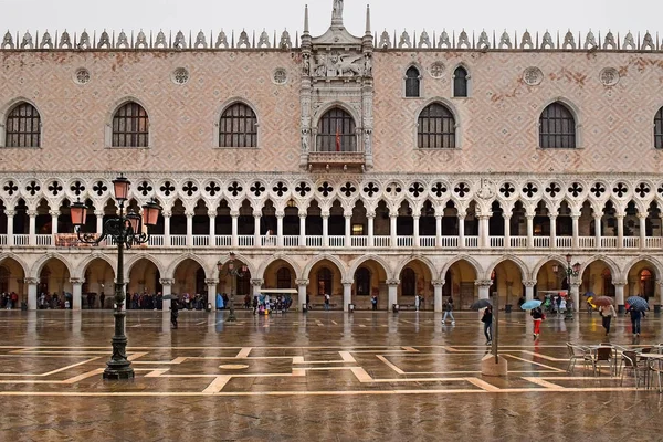 雨、ヴェネツィア、イタリア中のドゥカーレ宮殿 — ストック写真