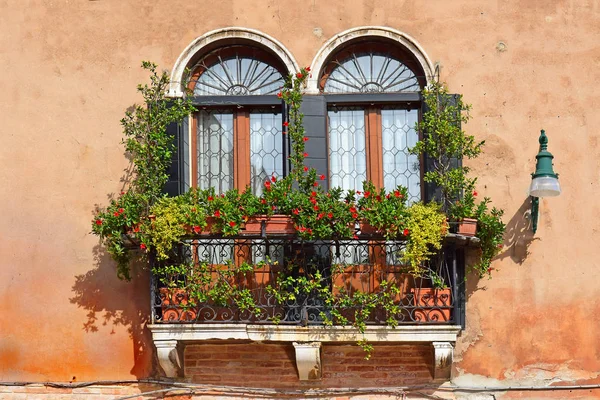 Pintorescos balcones venecianos — Foto de Stock