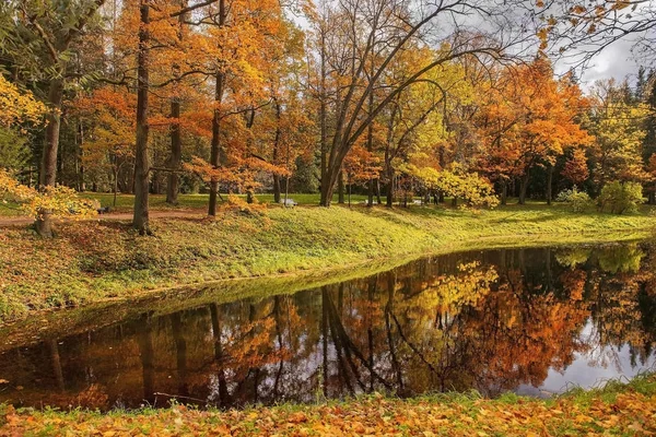 Herbstliche Landschaft im Pavlovsk Park, Sankt Peterburg — Stockfoto