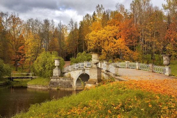 Jesienny krajobraz parku Pavlovsk, Sankt Petersburg — Zdjęcie stockowe