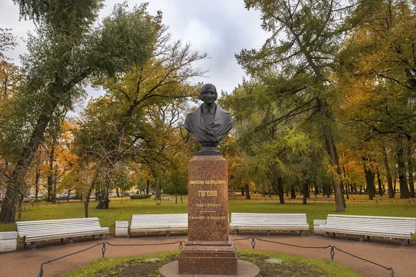 Памятник Николаю Гоголю, Санкт-Петербург, Россия — стоковое фото