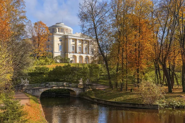 Centaurs bridge and Pavlovsk Palace, Saint Petersburg, Russia — Stock Photo, Image