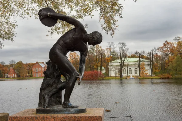 Diskuswerfer-Statue in zarskoje selo (Puschkin), Sankt-Peterburg — Stockfoto