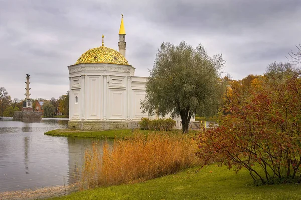 Turkish bath and Chesme Column, Tsarskoye Selo (Pushkin), Saint Petersburg — Stock Photo, Image