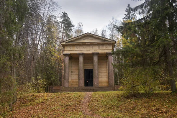Mausoleum to a husband and benefactor in Pavlovsk Park, St Petersburg — Stock Photo, Image