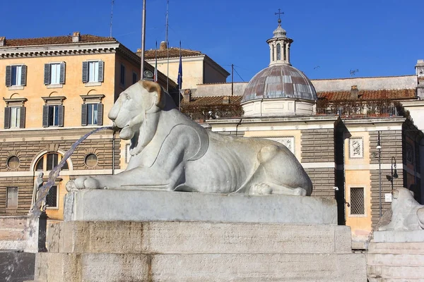 Fonte na forma de um leão deitado, Piazza del Popolo, Roma — Fotografia de Stock