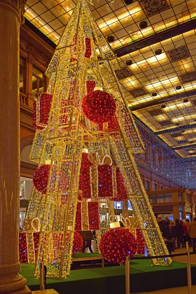 Unusual decorative Christmas tree in Rome — Stock Photo, Image