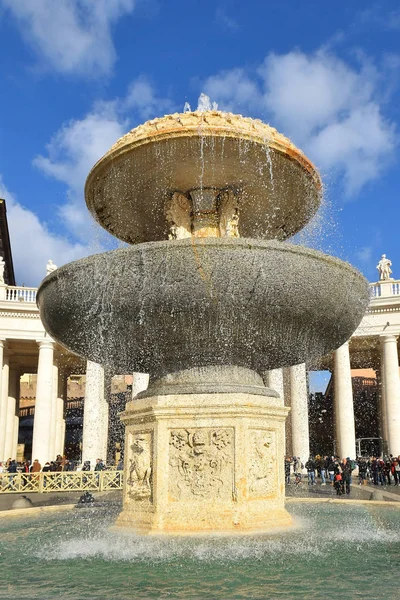 Fontanna na placu Piotra St. o Watykan, Rzym — Zdjęcie stockowe