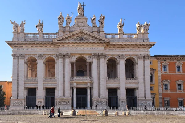 Fachada de la Archbasilica de San Juan en Letrán, Roma — Foto de Stock