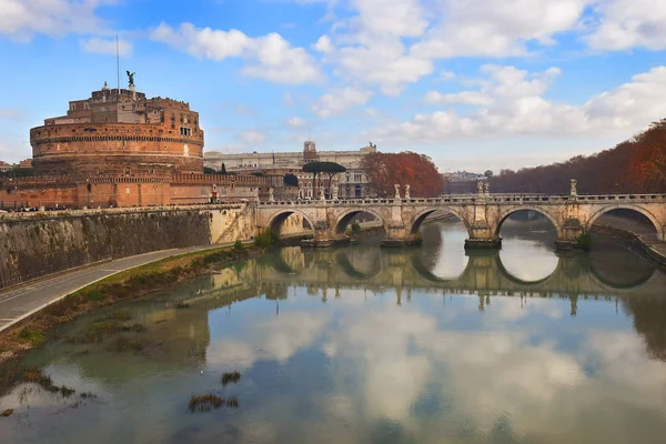 Jembatan Castel Sant 'Angelo dan Sant' Angelo melintasi sungai Tiber, Roma — Stok Foto