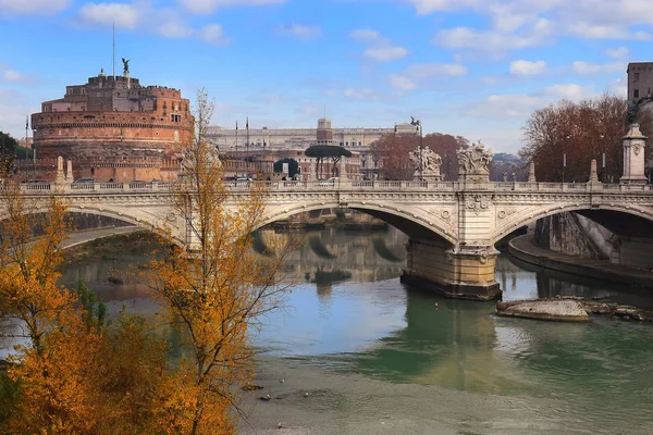 Ponte Vittorio Emanuele II is a bridge in Rome — Stock Photo, Image