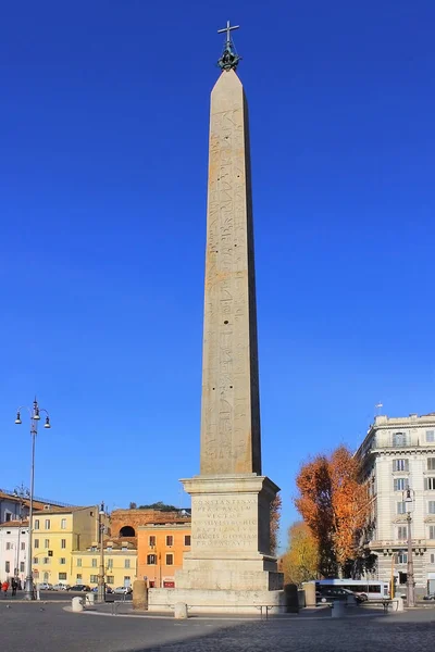 Ägyptischer obelisk auf der piazza san giovanni in laterano in rom — Stockfoto