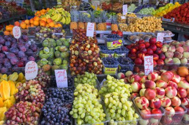 Tel Aviv'in Carmel pazarı üzerinde egzotik meyve