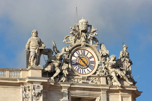 Klok op de Sint-Pietersbasiliek in Vaticaan — Stockfoto