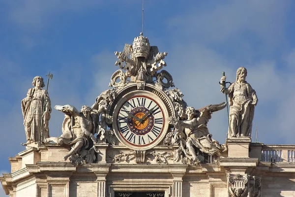 Clock at Saint Peter basilica in Vatican — Stock Photo, Image