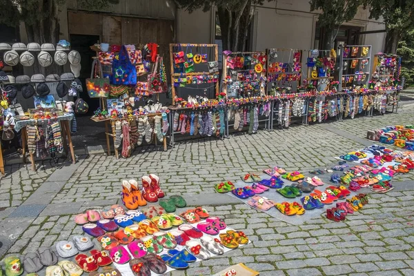 Gatan handel med souvenirer och folkkonst produkter i Sighnaghi, Kakheti regionen, Georgien — Stockfoto