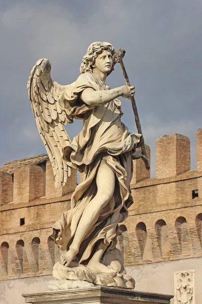 Engel auf der Brücke sant 'angelo, rom — Stockfoto